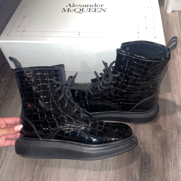 Alexander McQueen glossy lace up croc boots - Picture 3 of 7